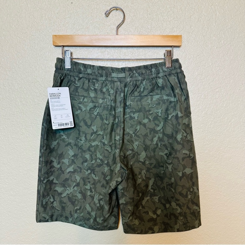 Athleta Farallon Bermuda Green Camo Shorts Size 4 - Picture 6 of 9
